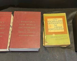 Lot 72: Collection of English–Portuguese dictionaries and language reference books