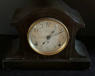 Lot 95: Seth Thomas mantel clock in wooden arch-top case