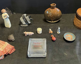 Lot 75: Assorted vintage decorative items and figurines