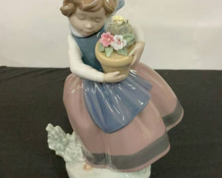 Lot 17: Lladro Flower Girl Figurine with original box