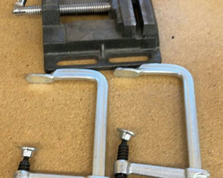 Lot 42: Assorted clamps and bench vise