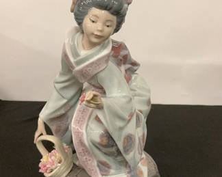 Lot 15: Lladro 'Yuki Doll' Figurine, w/original box