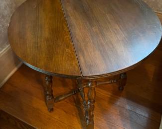 Vintage gate-leg side/accent table.