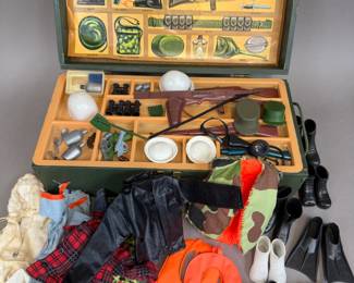 VINTAGE G.I. JOE WOOD FOOT LOCKER & ACCESSORIES