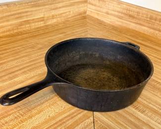 NO 8 CAST IRON DEEP SKILLET CHICKEN FRYER