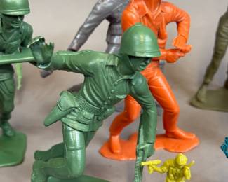 VINTAGE PLASTIC ARMY MILITARY FIGURINES
