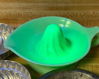 URANIUM JADITE JUICER GELATIN FORMS TART PIEI PANS