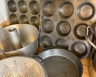 BAKING PANS STOCK POT COLANDER