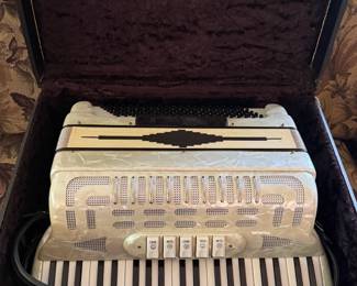VINTAGE ACCORDION MADE IN ITALY W HARD CASE