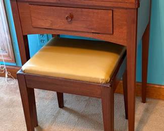 VINTAGE WHITE SEWING MACHINE IN WOOD CABINET