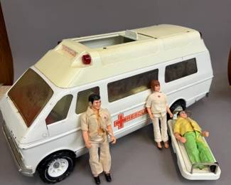 VINTAGE TONKA TOY RESCUE AMBULANCE W FIGURINES