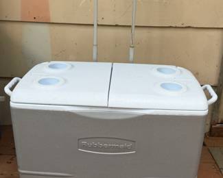 RUBBERMAID SPLIT TOP ROLLING COOLER