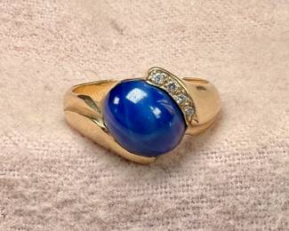 This lot features a beautiful 14k gold ring with a star sapphire center stone and genuine diamonds. Comes in a size 8 with a total approx. weight of 7.26 grams.