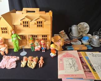 Melissa Doug 2 story Doll House, Dolls And Vintage Aluminum Kitchen Items For Dolls