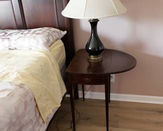 Hepplewhite Pembroke style drop leaf table 