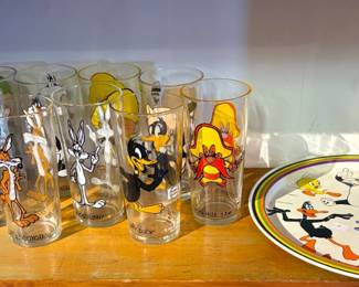 Lot of 11 Toon Glasses w/ Matching Tray