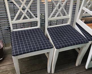 Set of 4 white wooden chairs