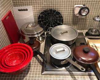 Zaki red confetti bowl set, more cookware including pot with pasta strainer