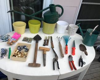 Planters, watering cans & garden tools