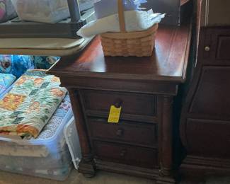 Thomasville "Fredericksburg" end/night table, quilts & more quilting items