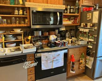 kitchen filled with more great items including small appliances!