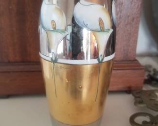 Pickard Studios antique porcelain vase decorated in their highly collectible "Calla Lilies" on platinum and gold pattern