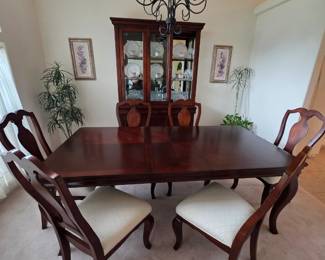 Beautiful Mahogany Dining Table with 6 chairs - Excellent Condition