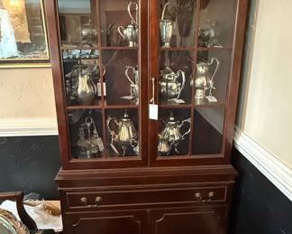 Ethan Allen Georgian Court Collection Solid Cherry Traditional Style China Cabinet