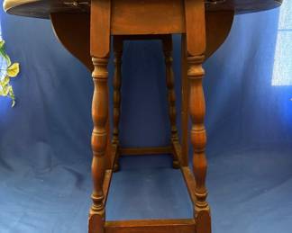 Vintage Oval Drop Leaf Gateleg Table with Turned Legs
