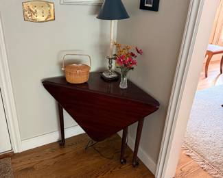 DROP LEAF CORNER CHAIR