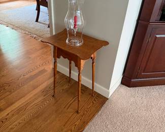RIVER BEND LTD SOLID TIGER MAPLE REPO QUEEN ANNE COOKIE CORNER SIDE TABLE