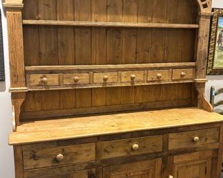 GORGEOUS HUTCH