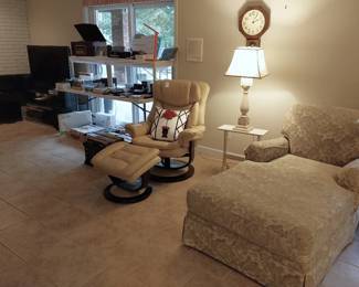 beige leather swivel chair w/ottoman, lamps, side tables, Flexsteel chaise arm chair