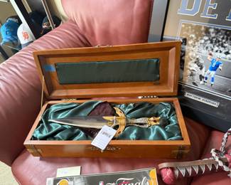 Vanbo Dagger W/ Case
