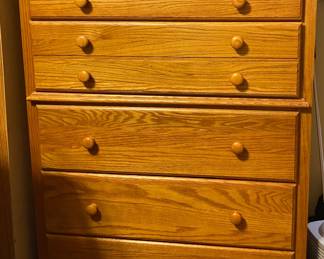 Shaker-style chest of drawers is crafted from oak and features six drawers with simple round wooden knobs