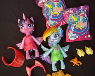 My Little Pony Smashin' Fashion toys, specifically Twilight Sparkle and Rainbow Dash figures