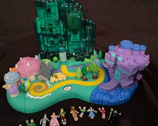 2001 Mattel Polly Pocket Wizard of Oz Emerald City Playset, which features a prominent green crystal spire and a purple castle