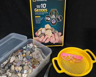 National Geographic STEM kit features 10 premium geodes to break open, complete with safety goggles, magnifying glass, and display stands