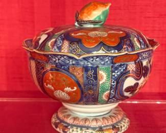 Japanese Imari Covered Footed Bowl with Foliate Edge Peach Finial cir 1850