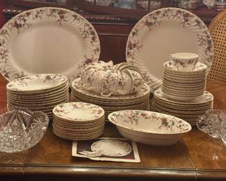 Presentense China set Precursor to Herend Bow