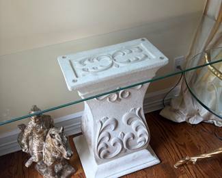 Glass table with wide pedestal