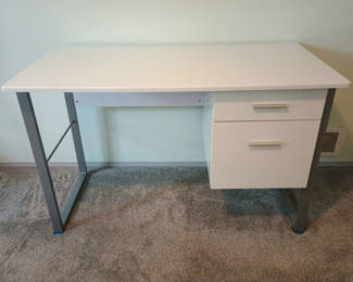 Lot 9: White desk with right-side two-drawer pedestal