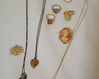 Lot 38: Assorted rings, chains, and pendants