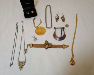 Lot 42: Assorted gold-tone jewelry collection