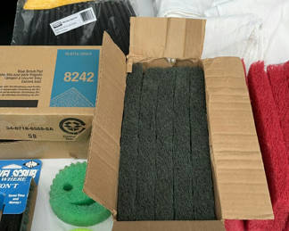 Lot 34: Cleaning tools and scrubbing pads set