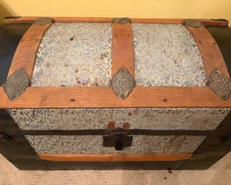 Early 1900s trunk with advertising page insert