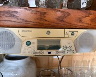 Spacemaker AM/FM under the cabinet stereo
