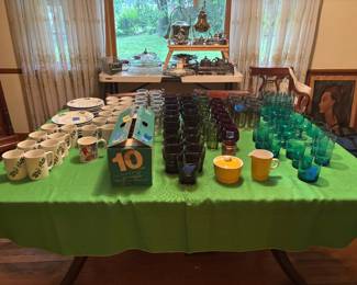 Lots of vintage glassware