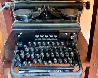 Royal KH Standard Typewriter