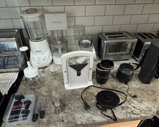Assorted Kitchen Appliance and Gadget Lot with Cuisinart Blender/Food Processor